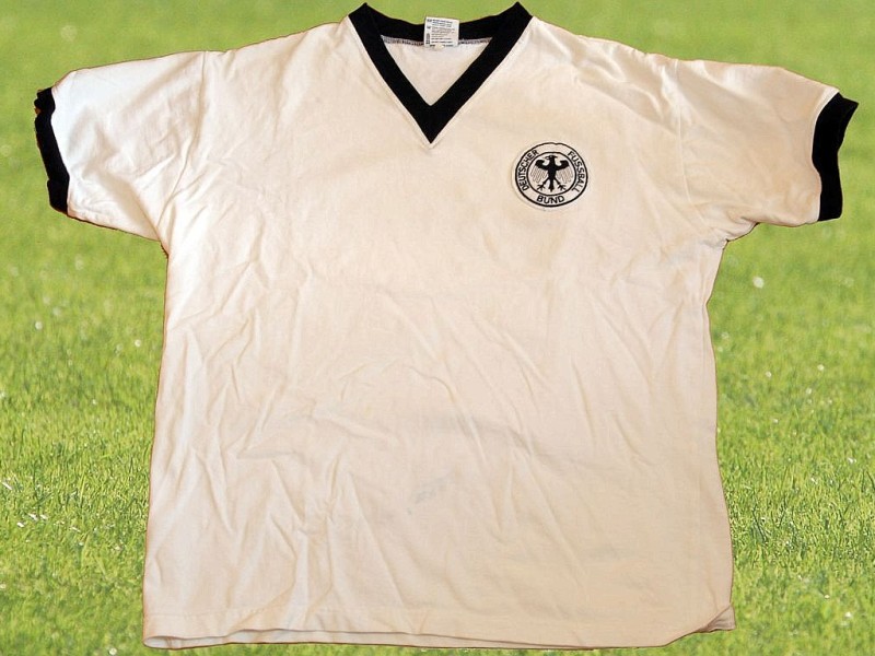 Später - bei den Weltmeisterschaften 1966 und 1970 - rannten die deutschen Spieler dann in einem Trikot mit Spitzkragen über den Platz. Alle Gruppenspiele und die Endrunden-Partie bis zum Finale der WM 1966 spielten die Deutschen in diesem Outfit...
