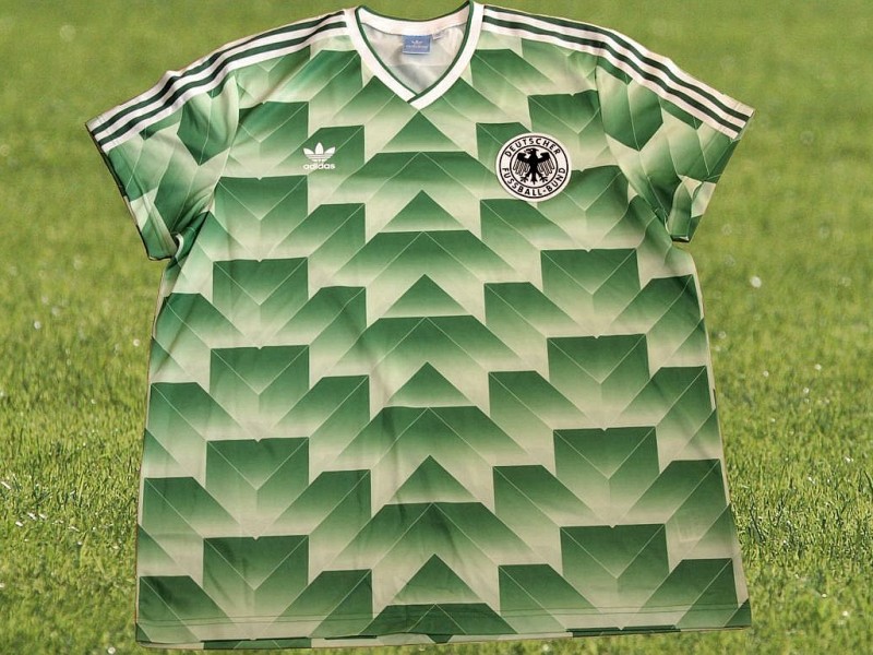 Grün war seither die Farbe für die Auswärts-Trikots der deutschen Mannschaft. In diesem Trikot liefen die Deutschen bei der EM 1988 und der WM 1990 auf.