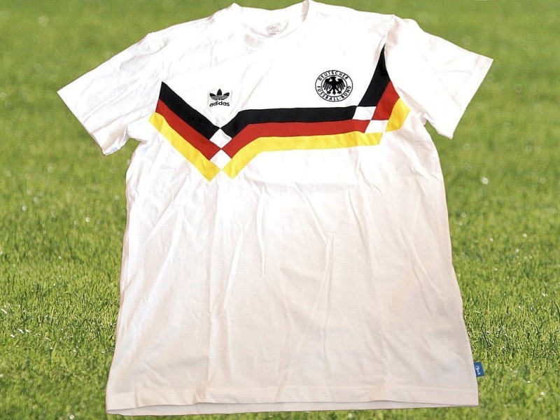 Bei der Europameisterschaft 1988 und der WM 1990 in Italien liefen die Deutschen schließlich in diesem Dress auf. Mittlerweile gibt es kein Bündchen mehr am Hals und die Hemden sind funktional aus Kunstfaser.