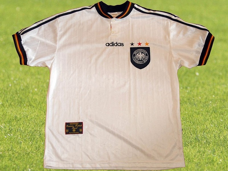 Das Heim-Trikot der EM-Mannschaft von 1996. In diesem holte Deutschland seinen vorerst letzten Titel. Mit diesem Trikot gab einen kleinen Farbwechsel: Der Bundesadler ist das erste Mal im Schattenriss als weißer Adler auf schwarzem Grund zu sehen. I