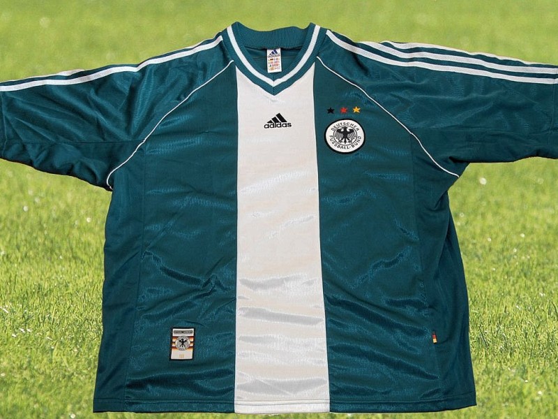 Grün war schon immer eine der bevorzugten Farben für Auswärts-Trikots der deutschen Nationalelf. Zu sehen ist hier das Shirt der WM 1998.