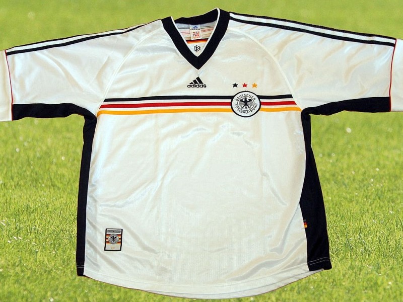 Dieses Heim-Trikot trugen die Deutschen bei der WM 1998 in Frankreich, dem letzten Turnier von Bundestrainer Berti Votgs.