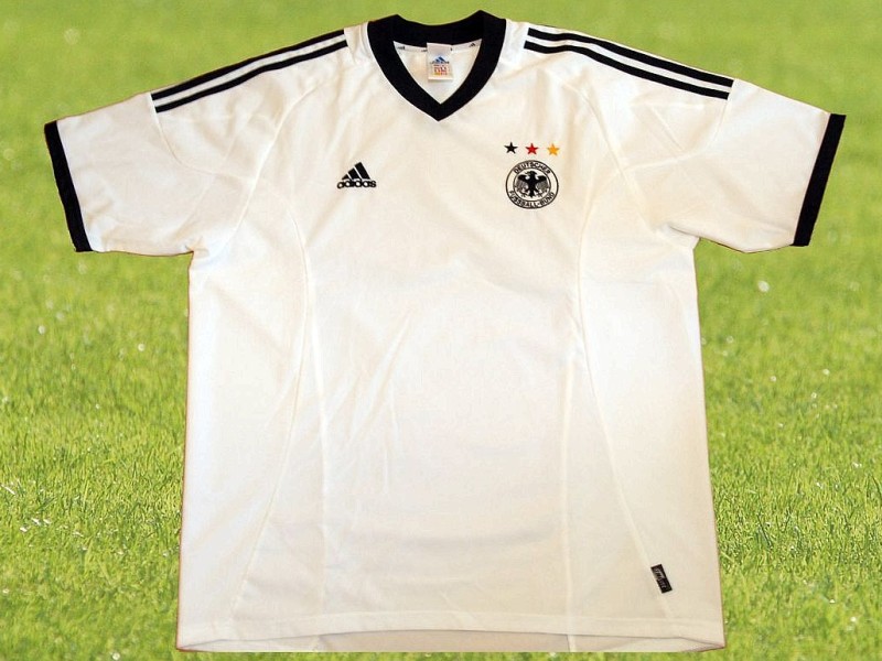 In einem solchen Dress verliert Deutschland mit 0:2 das WM-Finale 2002 in Yokohama.