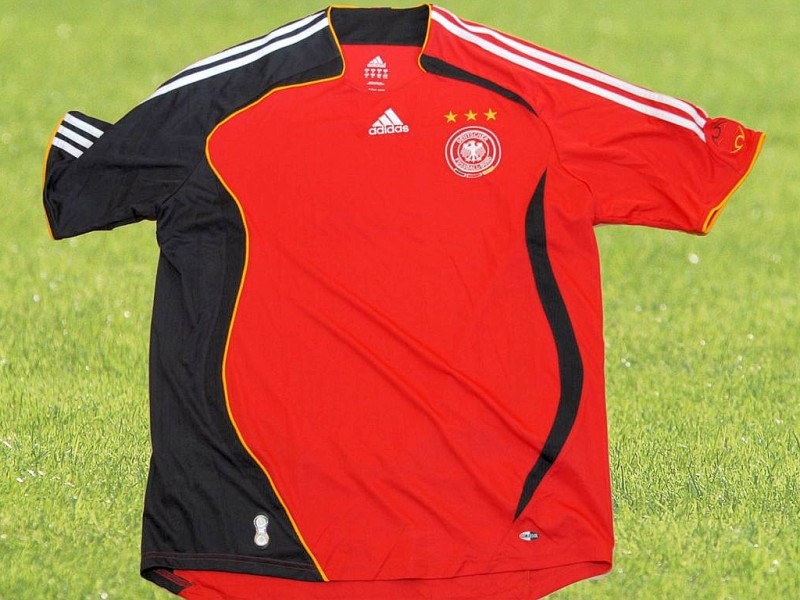 Das Auswärts-Trikot kam beim Turnier in Deutschland nie zum Einsatz, während der WM 2006 spielte die Mannschaft nur in Weiß.
