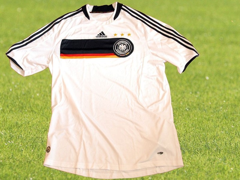 Bei der Euro 2008, die in Österreich und der Schweiz ausgetragen wurde, verliert Deutschland in einem solchen Trikot das Finale gegen Spanien mit 0:1.