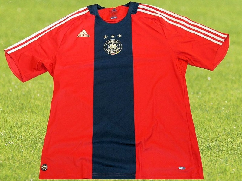 Erneut spielte die deutsche Mannschaft bei der EM 2008 auch in einem roten Trikot. Dieses Trikot ist eine Anlehnung an das allererste Trikot einer deutschen Fußball-Nationalmannschaft bei deren Spiel im Jahr 1908 in Basel.