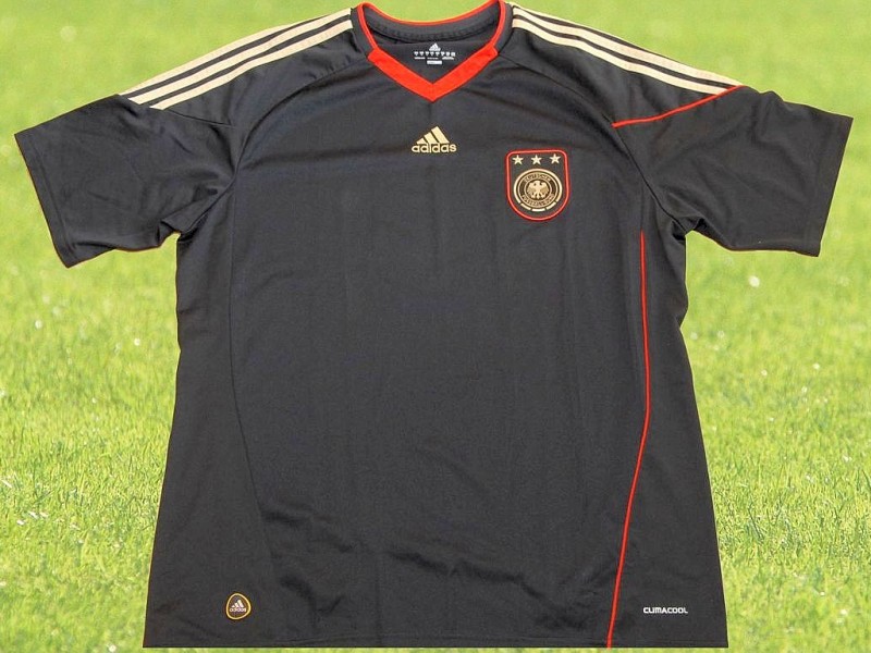 Schwarz zählt neben Rot und Grün zur Farbpalette der deutschen Auswärts-Trikots. Dieses Jersey der WM 2010 war für Ausstatter Adidas eines der bestverkauften Auswärts-Trikots beim Fanverkauf.
