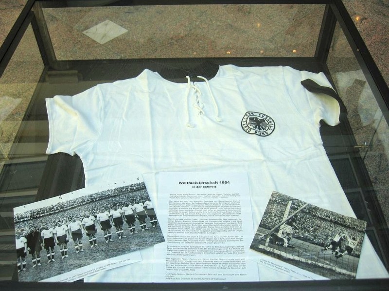 In der Ausstellung dokumentierte der Fußball-Fan den Wandel des deutschen Fußball-Trikots.