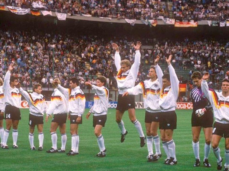 Nach der Weltmeisterschaft 1990 trat Franz Beckenbauer übrigens als Teamchef zurück, sein Nachfolger wurde Berti Vogts, der zuvor Nachwuchs- bzw. Jugendtrainer beim DFB war und seit vier Jahren zum Trainerstab von Beckenbauer gehörte.