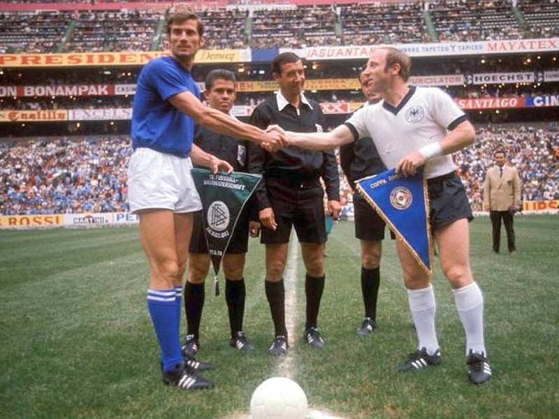 WM 1970: Hier zu sehen ist die Begrüßung vor dem Halbfinale gegen Italien, das 4:3 für Italien endete. Von rechts: Uwe Seeler, Schiedsrichter Arturo Yamasaki (Peru), Linienrichter Guillermo Velasquez (Kolumbien), Giacinto Facchetti (Italien).