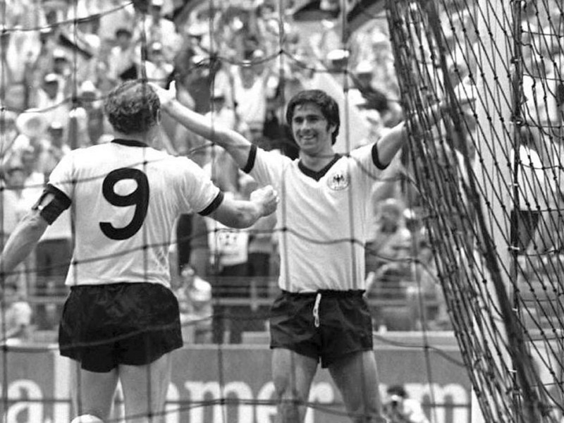WM 1970: Gerd Müller (re.) und Uwe Seeler jubeln über ein Tor.
