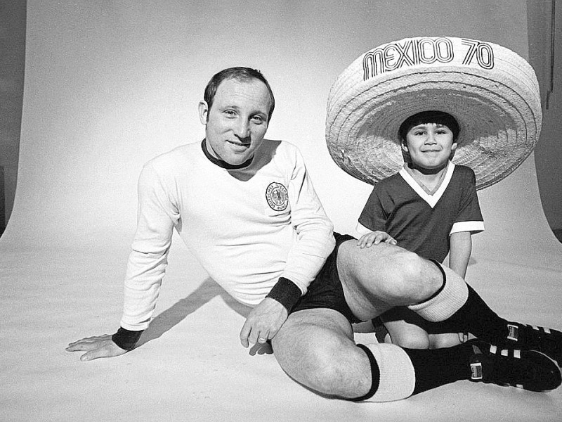 Erstmals zierte 1970 auch der Rundkragen die Trikots der deutschen Elf. Hier zu sehen ist Uwe Seeler mit Juanito, dem lebendigen Maskottchen der Weltmeisterschaft in Mexico 1970.