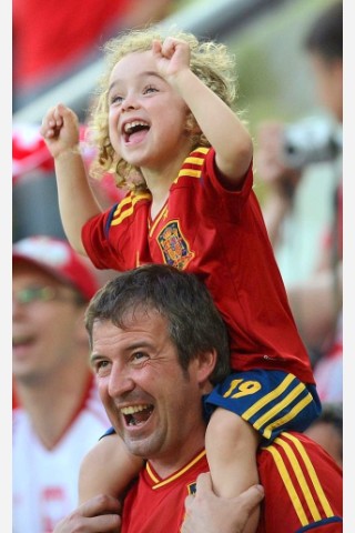 Dieser kleine Fan bejubelt den Sieg des Europameisters.