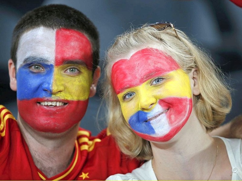 Vor dem Spiel vereint, doch danach durften nur die Spanier jubeln:  Das sind die schönsten Fan-Bilder bei der EM 2012.