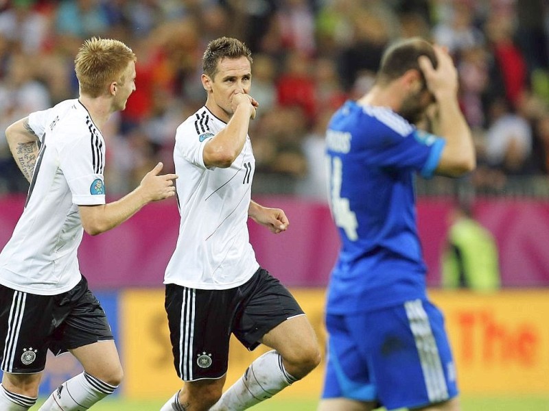 Wie ein Wirbelwind ist Deutschland ins Halbfinale der EM und zu einem Weltrekord gestürmt. Auf dem Weg zum vierten Titel spielte die Auswahl von Rotationskünstler Joachim Löw die griechischen Maurermeister bisweilen schwindelig und steht nach einem 4:2 (1:0) zum siebten Mal bei einer EM-Endrunde unter den letzten Vier.