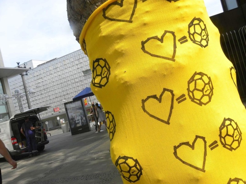 Überall im Stadtgebiet weisen gelbe Werbebanner auf den neuen Ausrüster Puma  für den BvB hin. Am 4. Juli wird das neue Trikot präsentiert.