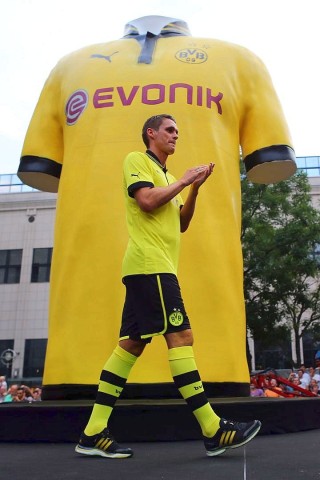 BVB-Spieler Sebastian Kehl zeigt sich im und vor dem neuen Trikot.