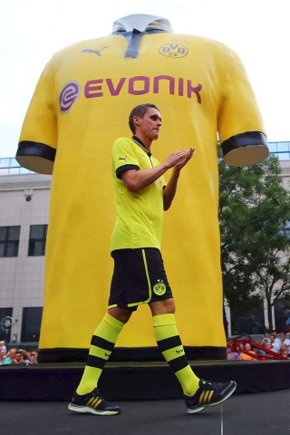 BVB-Spieler Sebastian Kehl zeigt sich im und vor dem neuen Trikot.