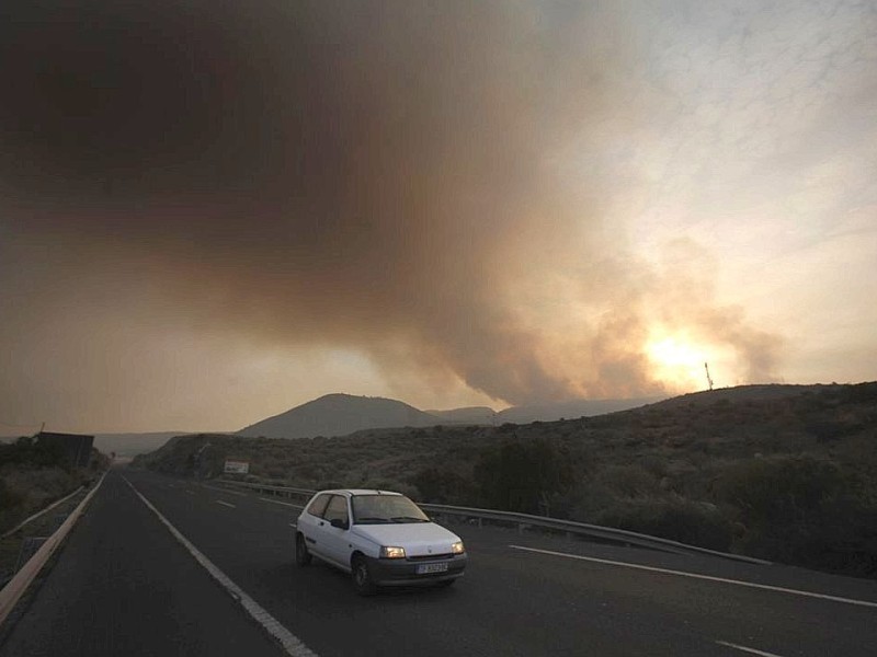 Ein heftiger Waldbrand auf der Kanarischen Insel Teneriffa droht...