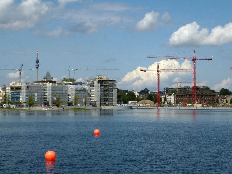 Am Phoenixsee stehen am 5. Juli 2012 Baukräne. Das Symbolfoto verdeutlicht die rege Bautätigkeit rund um den See.Foto: Franz Luthe