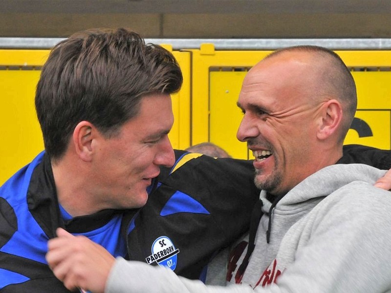 2. Fussball Bundesliga: SC Paderborn - 1. FC Köln 1:2 (0:1). Paderborns Coach Stephan Schmidt (l.) und Kölns Trainer Holger Stanislawski sind gute Freunde.