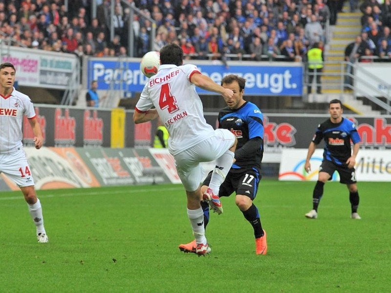 2. Fussball Bundesliga: SC Paderborn - 1. FC Köln 1:2 (0:1). Christian Eichner (FC) klärt vor Alban Meha. Rechts der Kölner Jonas Hector.