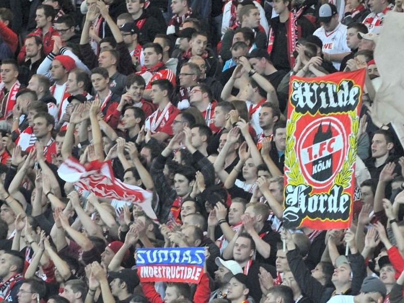 2. Fussball Bundesliga: SC Paderborn - 1. FC Köln 1:2 (0:1). Die Fans des 1. FC Köln feiern den Sieg.
