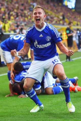 Der FC Schalke 04 hat das Revierderby gegen Borussia Dortmund mit 2:1 (1:0) gewonnen.