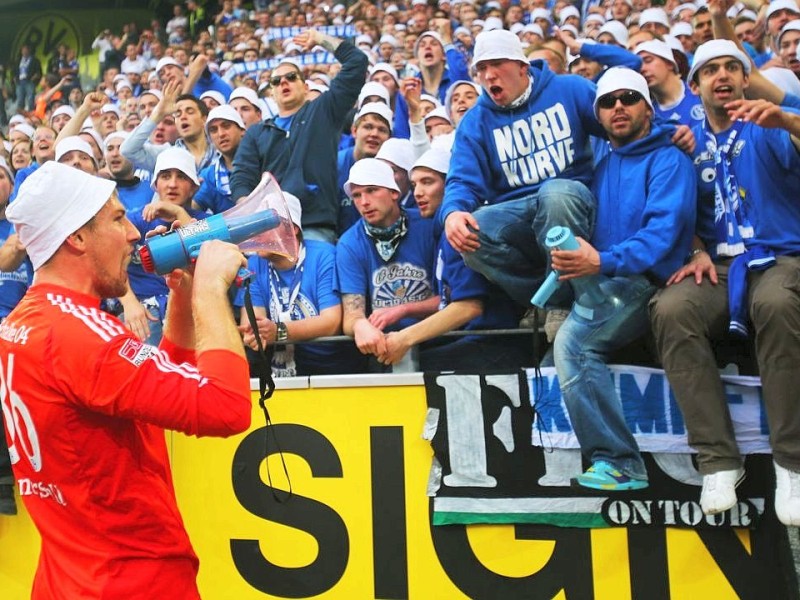 Der FC Schalke 04 hat das Revierderby gegen Borussia Dortmund mit 2:1 (1:0) gewonnen.