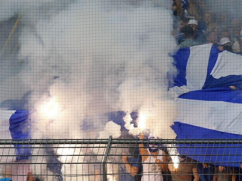 Während des Spiels ging es mit den gegenseitigen Provokationen zwischen Fans des FC Schalke 04 und dem BVB weiter.