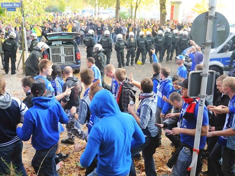Die Stimmung rund um das Revier-Derby Borussia Dortmund gegen Schalke 04 war teils äußerst aggressiv. Die Polizei musste gegen gewaltbereite Fans beider Gruppen vorgehen.
