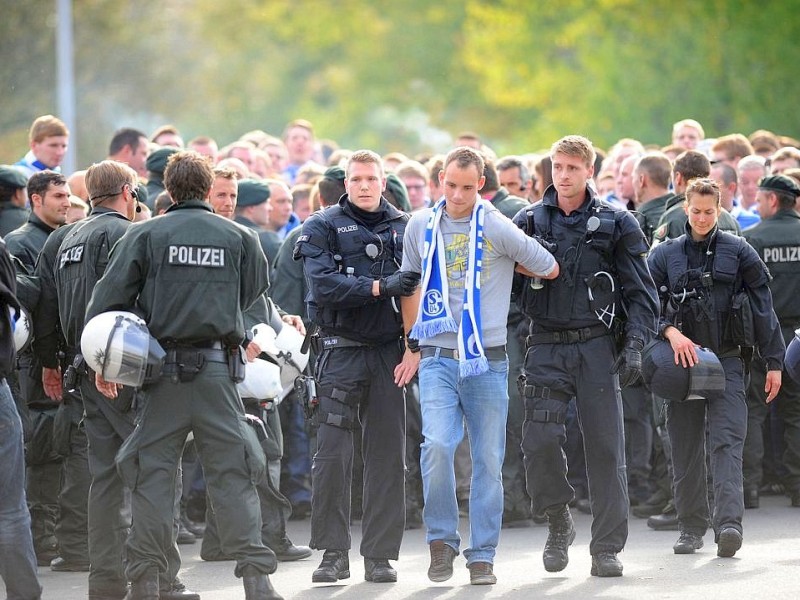 Die Stimmung rund um das Revier-Derby Borussia Dortmund gegen Schalke 04 war teils äußerst aggressiv. Die Polizei musste gegen gewaltbereite Fans beider Gruppen vorgehen.