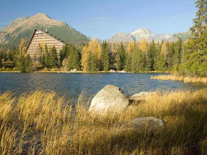 Auf Platz fünf sieht der Lonely Planet die Slovakei. Mit der einmaligen Tundra lockt das Land Naturliebhaber an. Sehr bekannt ist auch der Tschirmer See, der mitten in der Hohen Tatra, dem höchsten Teil der Karpaten, liegt.