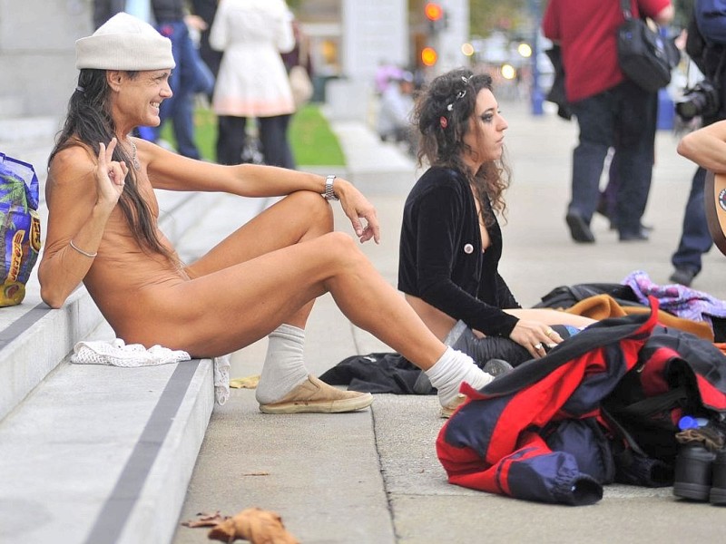 Verstöße gegen das Nackt-Verbot sollen mit Geldbußen geahndet werden.
