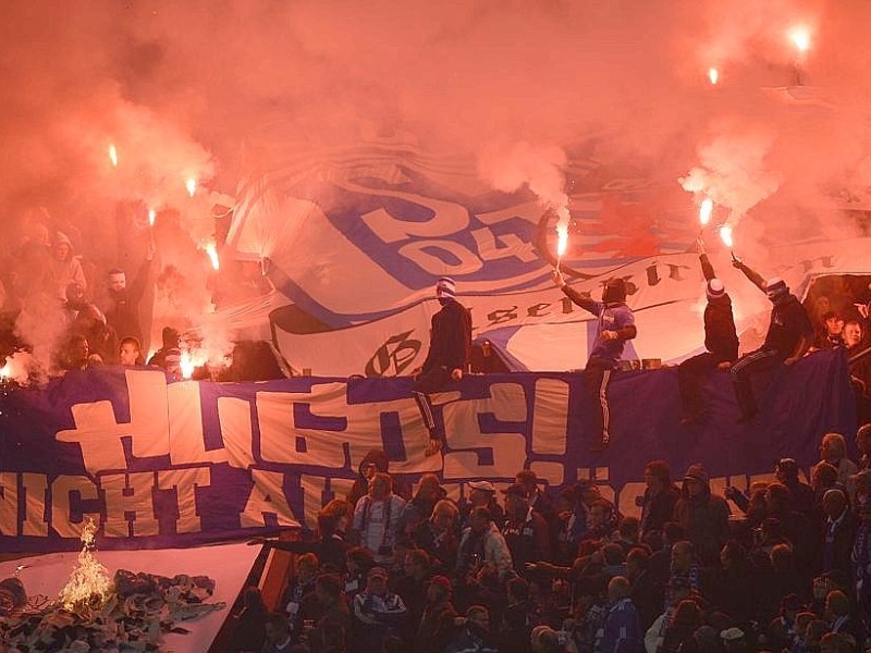 Wenige Anhänger des FC Schalke 04 sorgten am während des Spitzenspiels gegen Eintracht Frankfurt für Feuer und Qualm in der Nordkurve der Schalke-Arena.