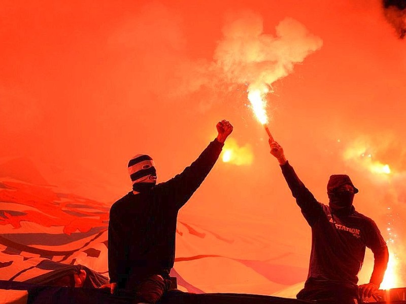 Wenige Anhänger des FC Schalke 04 sorgten am während des Spitzenspiels gegen Eintracht Frankfurt für Feuer und Qualm in der Nordkurve der Schalke-Arena.