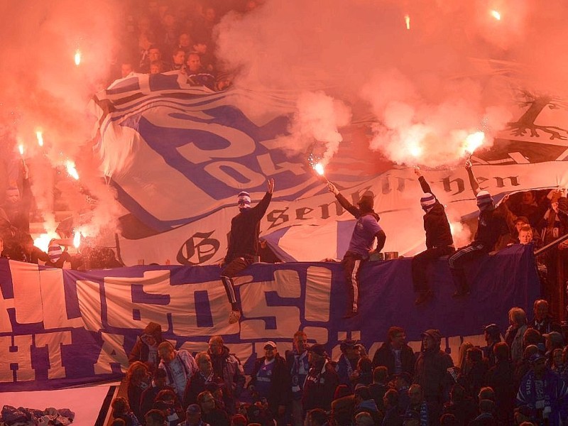 Wenige Anhänger des FC Schalke 04 sorgten am während des Spitzenspiels gegen Eintracht Frankfurt für Feuer und Qualm in der Nordkurve der Schalke-Arena.