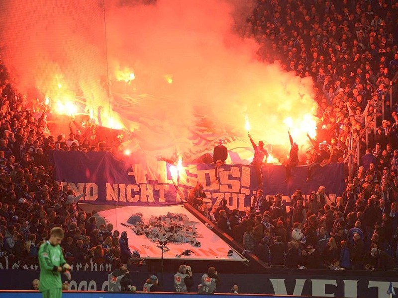 Wenige Anhänger des FC Schalke 04 sorgten am während des Spitzenspiels gegen Eintracht Frankfurt für Feuer und Qualm in der Nordkurve der Schalke-Arena.