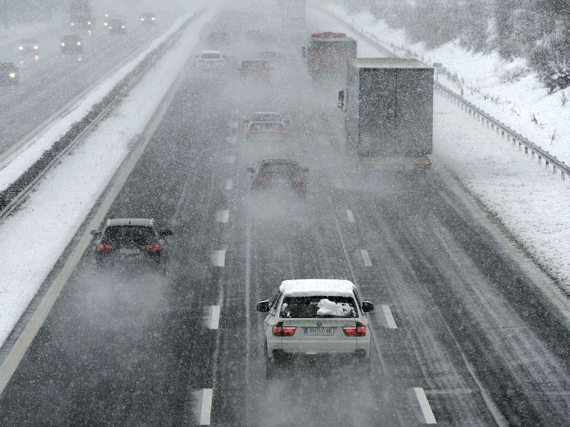 Bei Schneefall sollte man besonders aufmerksam fahren, wie diese Autofahrer in Nürnberg.