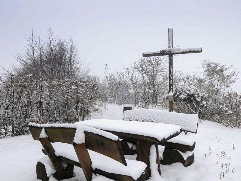 Auch das Gipfelkreuz von Ennepetals höchstem Berg in Oberbauer ist mit einigen Zentimetern Schnee bedeckt.