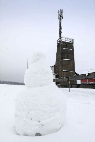 In Ennepetal Königsfeld steht schon ein Schneemann bei der Feuerwache Külchen.