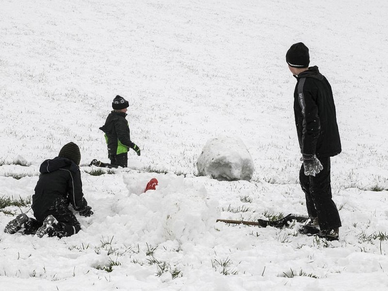 Die Kinder freuen sich in Ennepetal Homberge über die weiße Pracht und bauen den ersten Schneemann des Jahres.