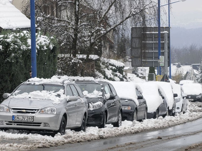 Mit Schnee bedeckte Autos in Schwelm Winterberg.