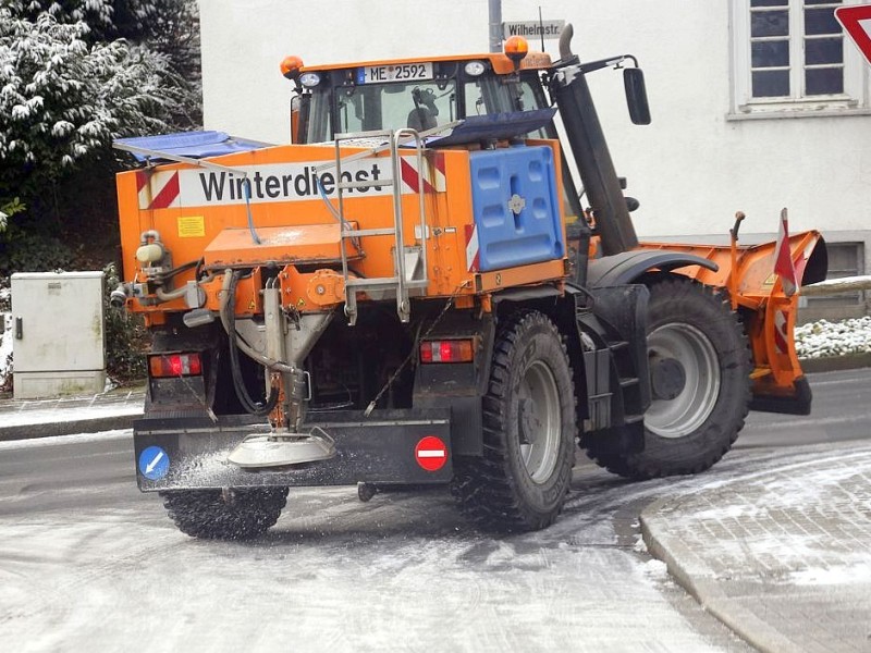In Velbert-Neviges räumt ein Streuwagen den Schnee von den Straßen.