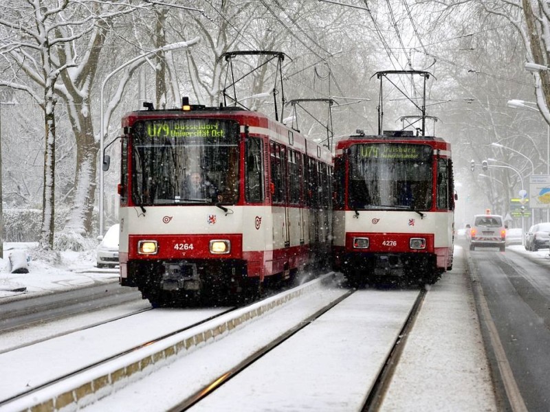 Die Duisburger Straßenbahn im Schneegestöber auf der Düsseldorfer Straße.