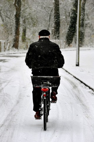 Der Winter zieht mit Schnee und Eis in Duisburg ein. Die Autofahrer und Radfahrer müssen jetzt besonders vorsichtig sein.