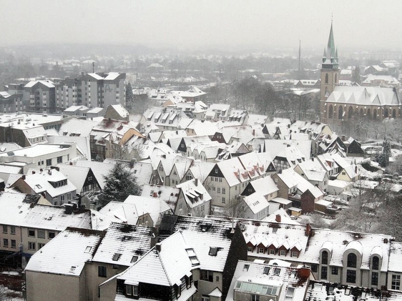 Auch in Lünen schneit es kräftig. Hier der Blick aus dem Rathaus auf die verschneite Stadt.