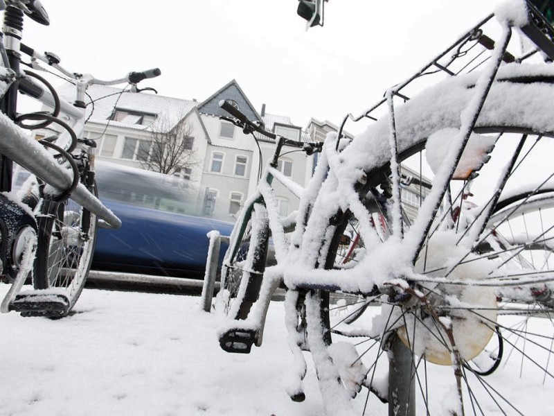 Winterwetter in der Innenstadt in Moers am Freitag, 07.12.2012. Foto: Bernd Lauter/WAZ FotoPool