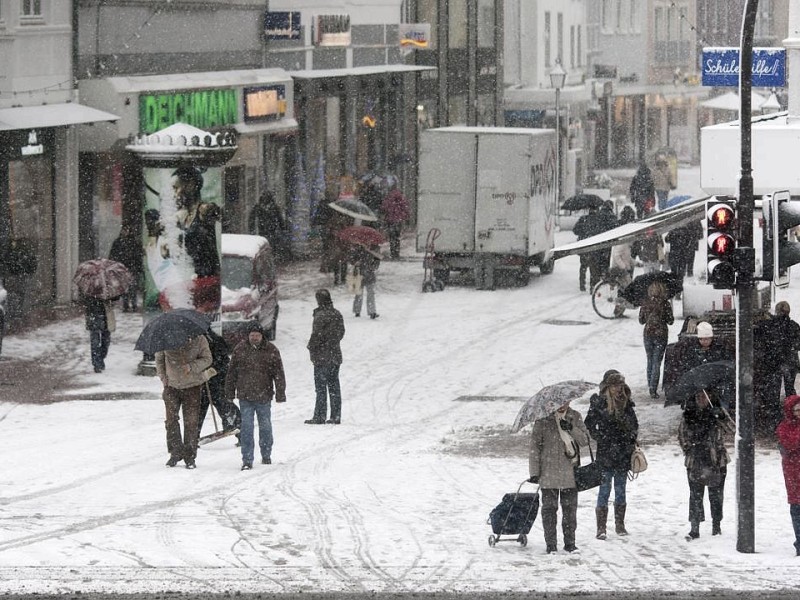 Winterwetter auf der Steinstrasse in Moers am Freitag, 07.12.2012. Foto: Bernd Lauter/WAZ FotoPool