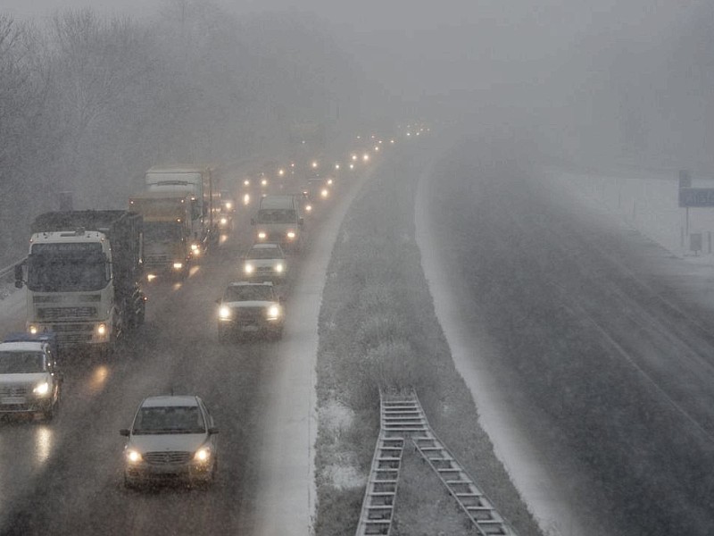 Winterwetter auf der Autobahn A57 an der Anschlussstelle Moers - Kapellen am Freitag, 07.12.2012. Foto: Bernd Lauter/WAZ FotoPool